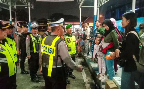 Sertifikat, penghargaan, tanda, atau dokumen yang dipajang di WWW XXX COM INDONESIA yang aman polisi dan desain menarik serta dikomentari aktif