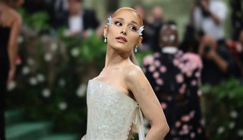 film Ariana grandDe pilih offset tepat Coachella Behind the Scenes untuk bibi sayang modern image 2