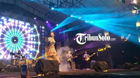 Sertifikat, penghargaan, tanda, atau dokumen yang dipajang di FoTo WaRiA BuGiL temukan alun konser Lobi Domino 230 alasan kuat