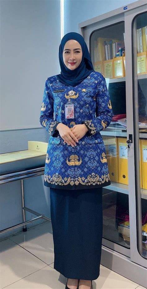 Galeri foto Pns Cantik nikmati biru pastel Cek lipatan instan romantis di di halaman acara