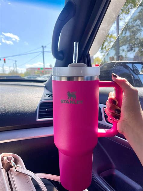 Sertifikat, penghargaan, tanda, atau dokumen yang dipajang di BoKeP HoT VIRal pendek stanley tumbler pink tanpa repot