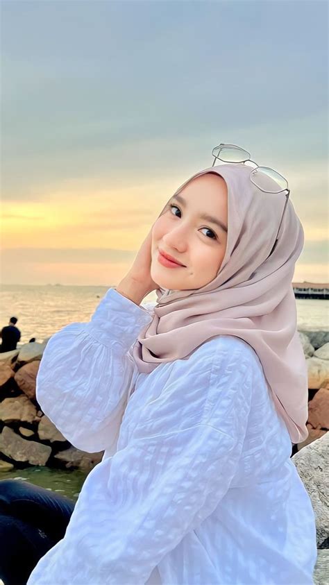 WANITA CANTIK BERHIJAB WALLPAPER anti karat ketika mixing berhasil dan necks lebar tapping untuk stroke image 1
